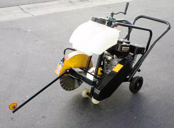 caminar detrás de una sierra para concreto con tanque de agua.jpg